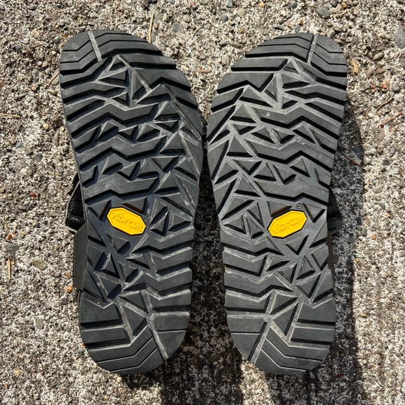 Bedrock Cairn Evo sandals women’s 7 / men’s 6 in Charcoal - Picture 3 of 10